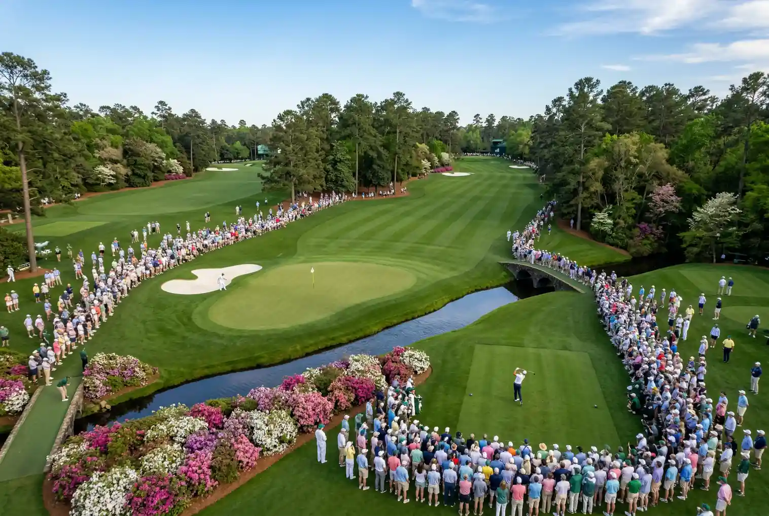 Vista aérea del campo Augusta National durante el Masters de golf con galería de espectadores